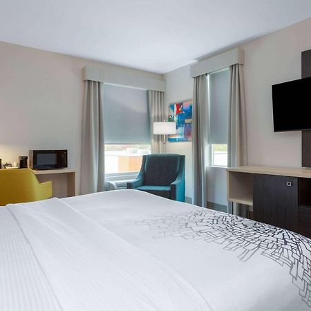 La Quinta Inn & Suites By Wyndham Shorewood Екстер'єр фото