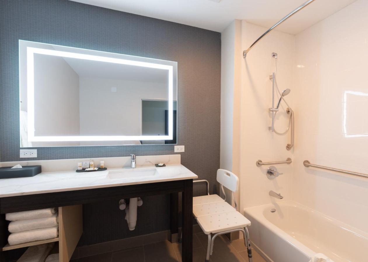 La Quinta Inn & Suites By Wyndham Shorewood Екстер'єр фото