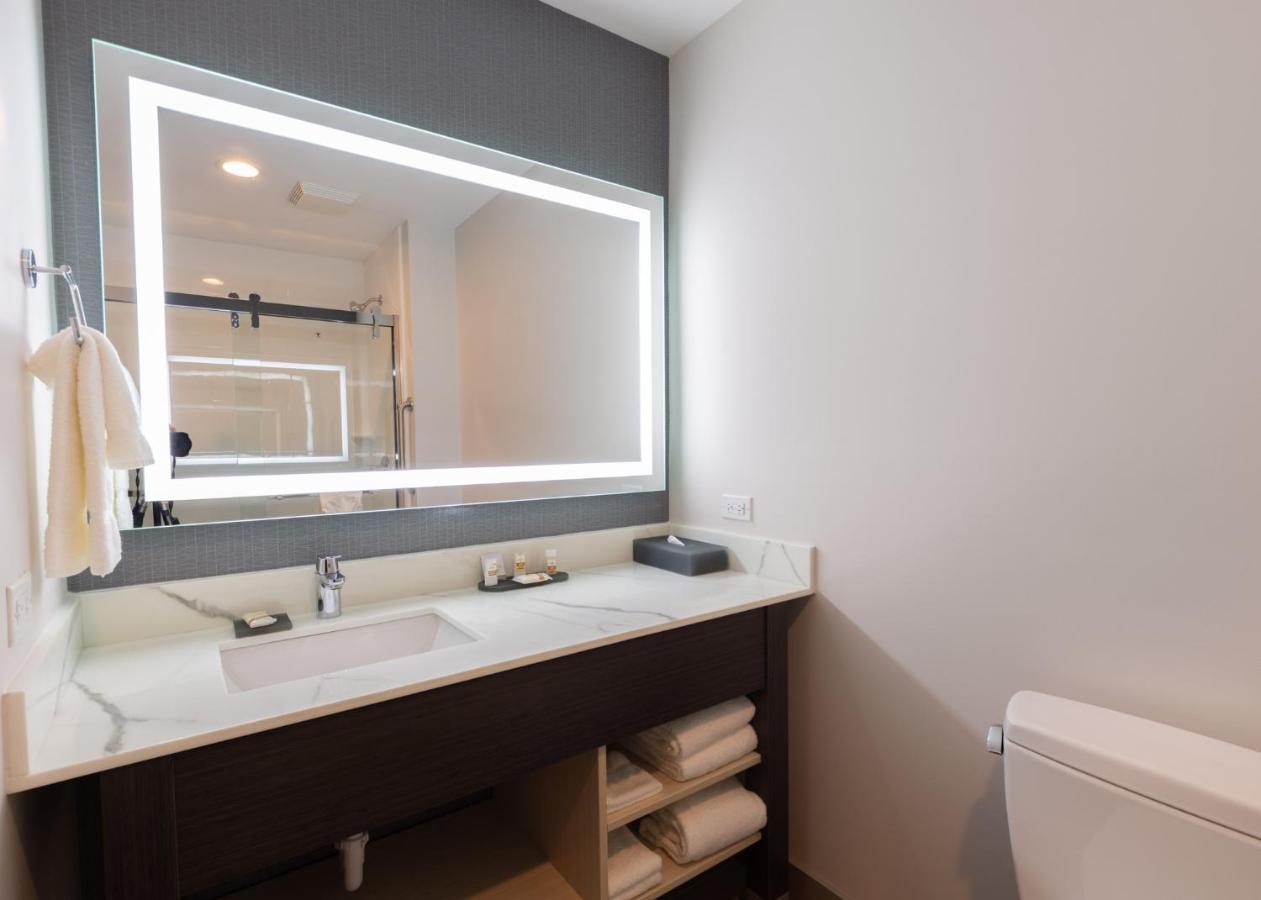 La Quinta Inn & Suites By Wyndham Shorewood Екстер'єр фото