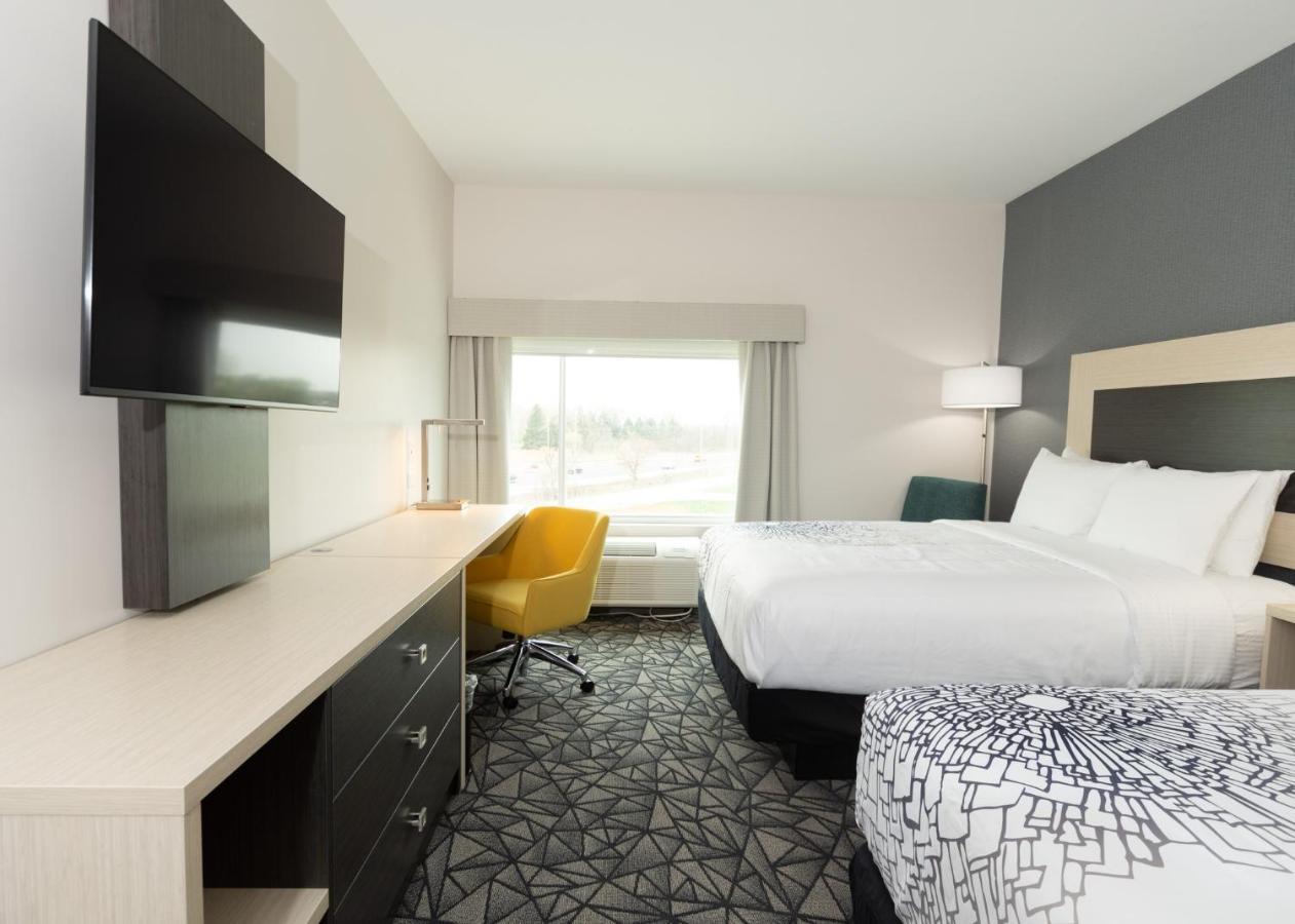 La Quinta Inn & Suites By Wyndham Shorewood Екстер'єр фото