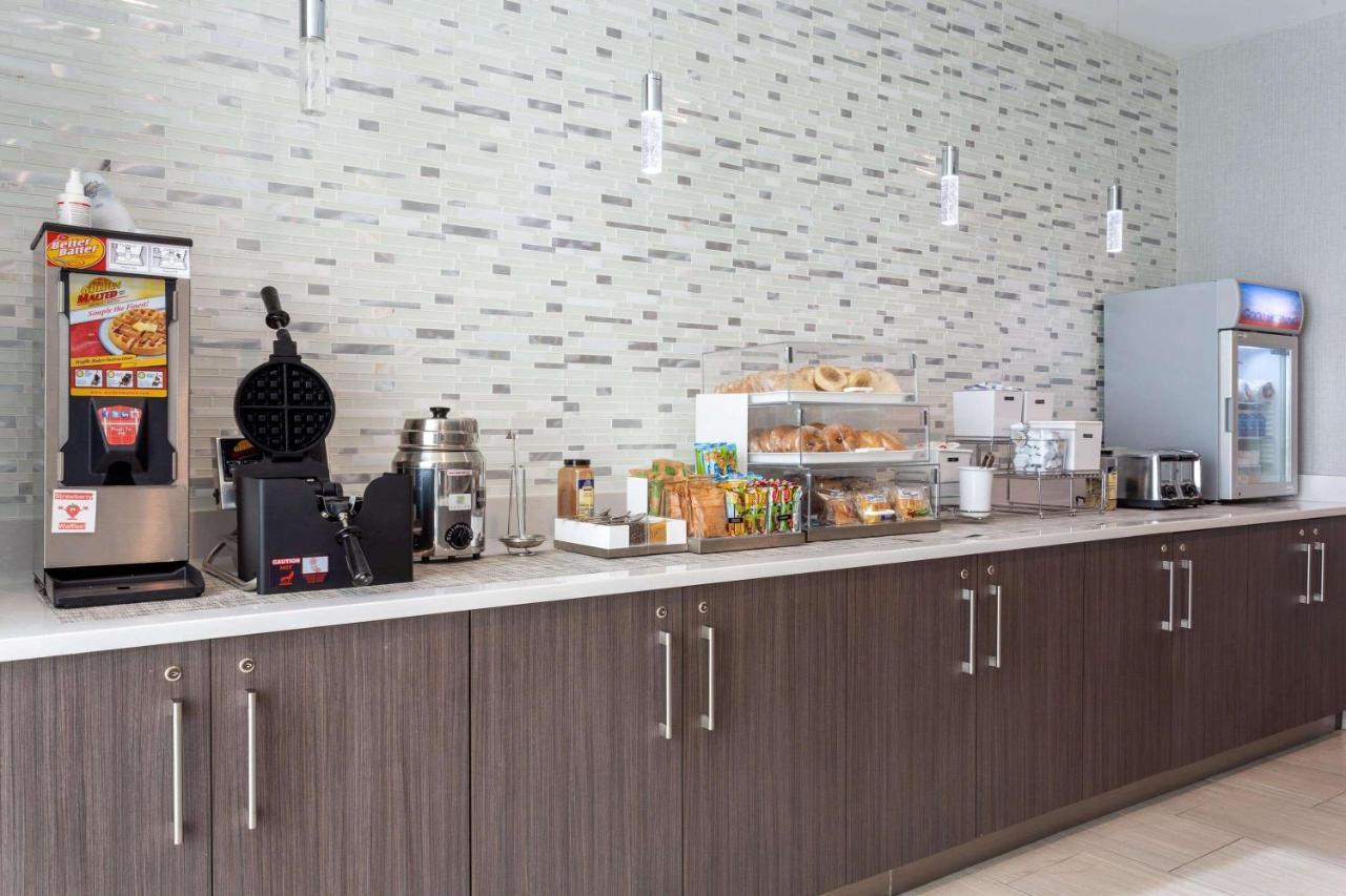 La Quinta Inn & Suites By Wyndham Shorewood Екстер'єр фото