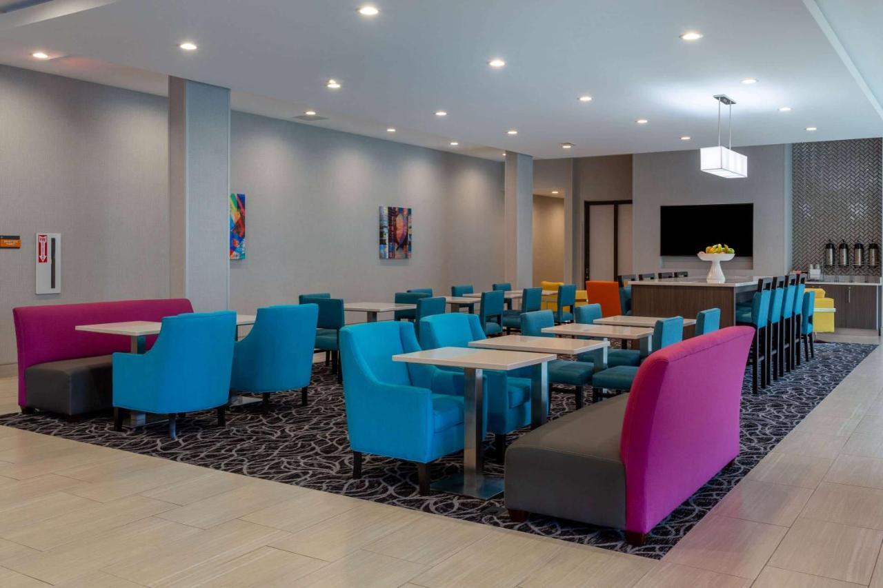 La Quinta Inn & Suites By Wyndham Shorewood Екстер'єр фото
