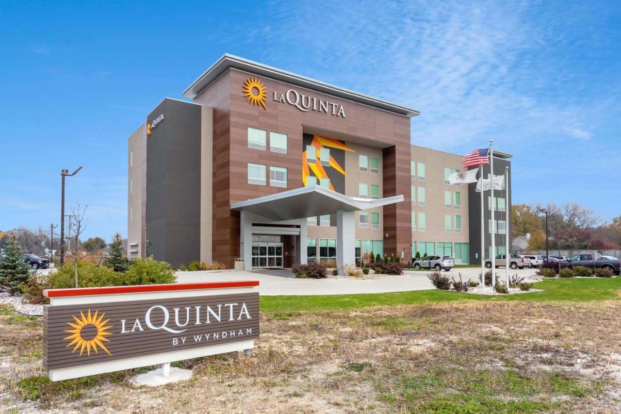La Quinta Inn & Suites By Wyndham Shorewood Екстер'єр фото