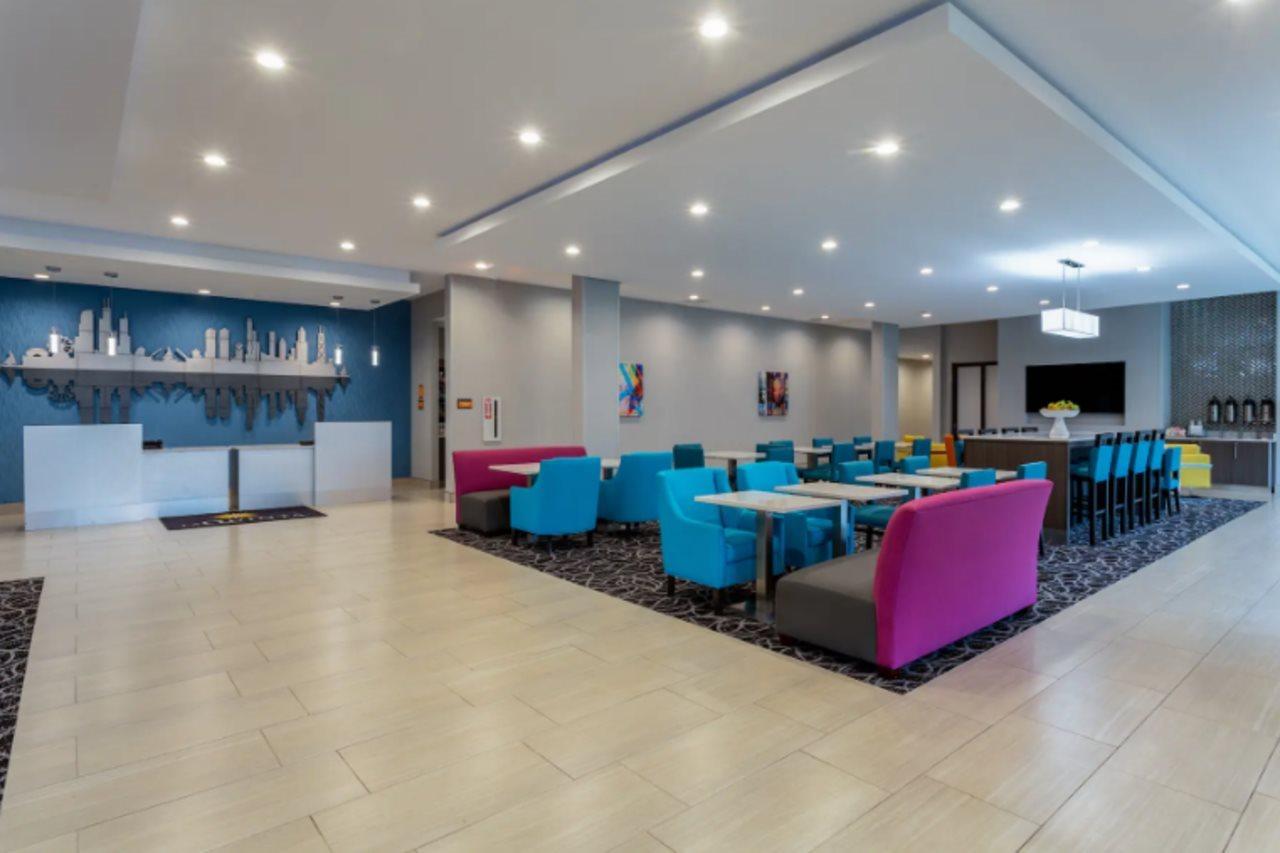 La Quinta Inn & Suites By Wyndham Shorewood Екстер'єр фото