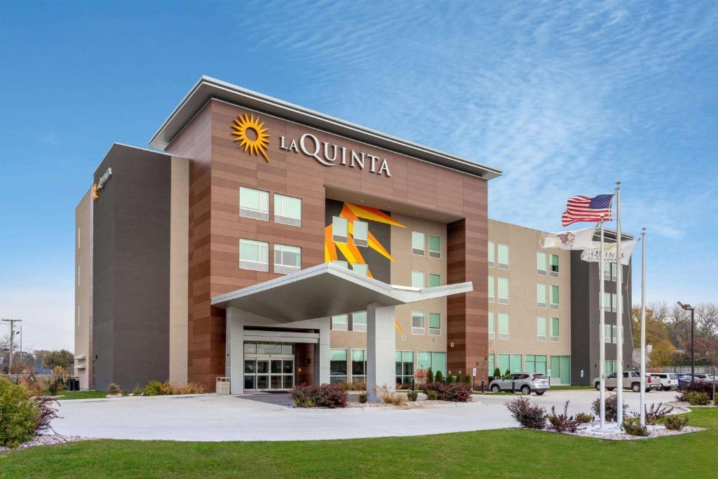 La Quinta Inn & Suites By Wyndham Shorewood Екстер'єр фото