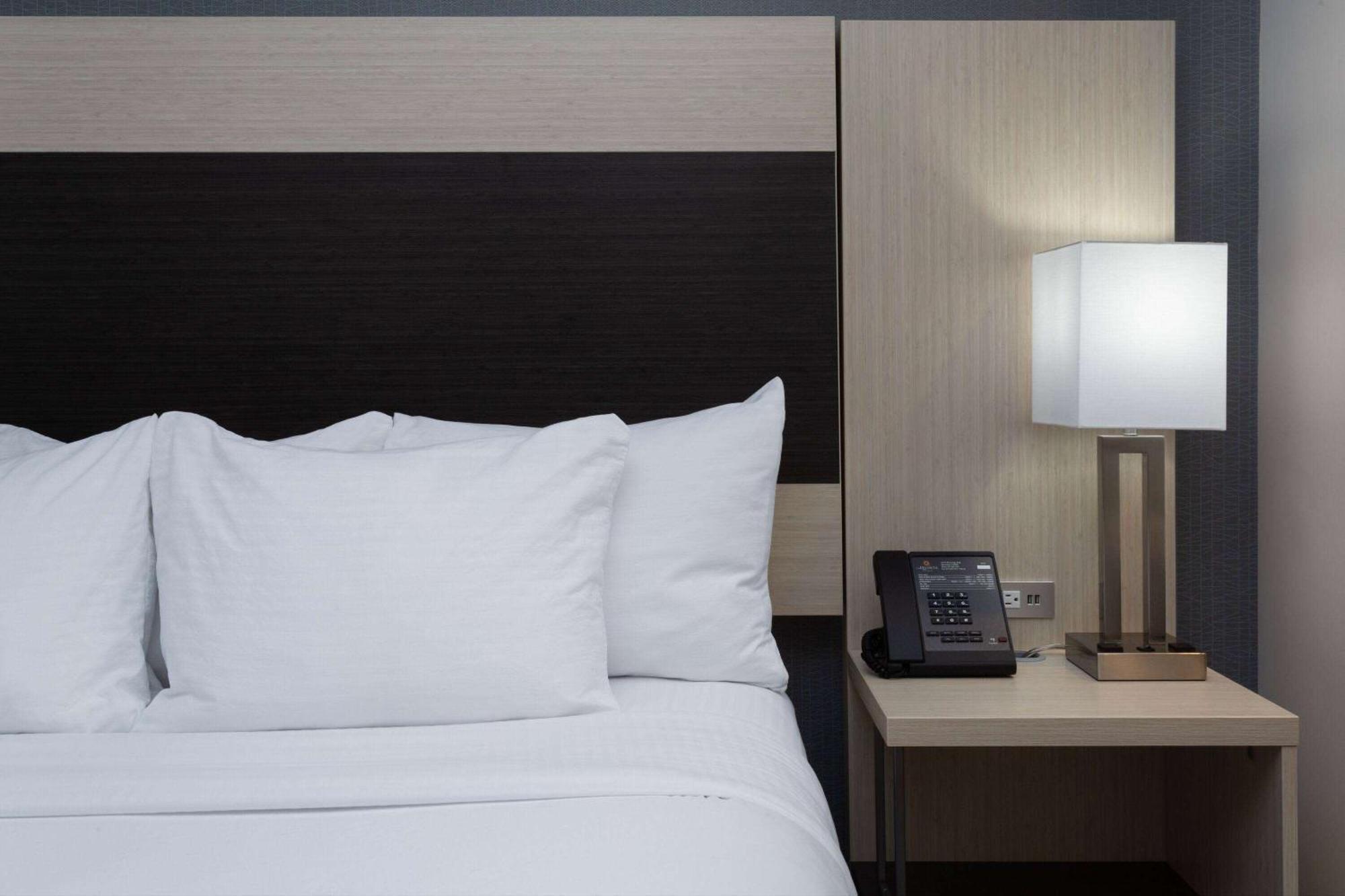La Quinta Inn & Suites By Wyndham Shorewood Екстер'єр фото