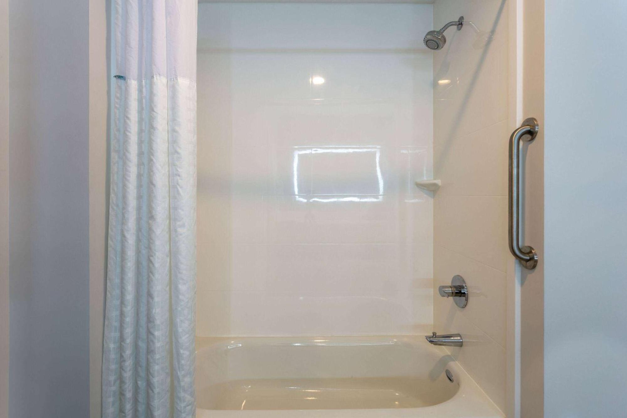 La Quinta Inn & Suites By Wyndham Shorewood Екстер'єр фото