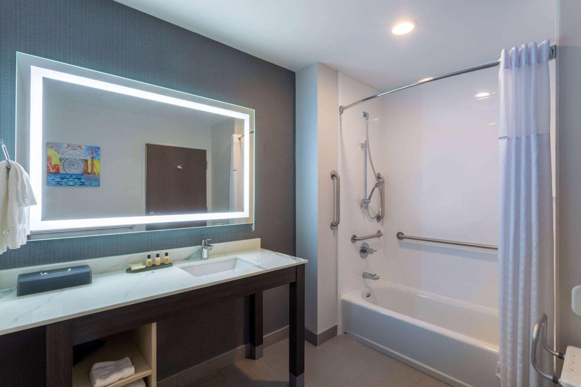 La Quinta Inn & Suites By Wyndham Shorewood Екстер'єр фото