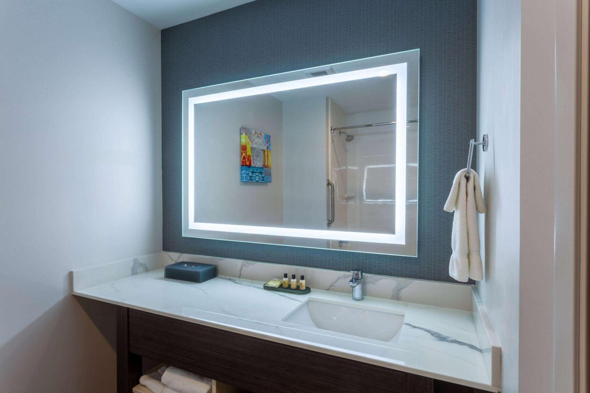 La Quinta Inn & Suites By Wyndham Shorewood Екстер'єр фото