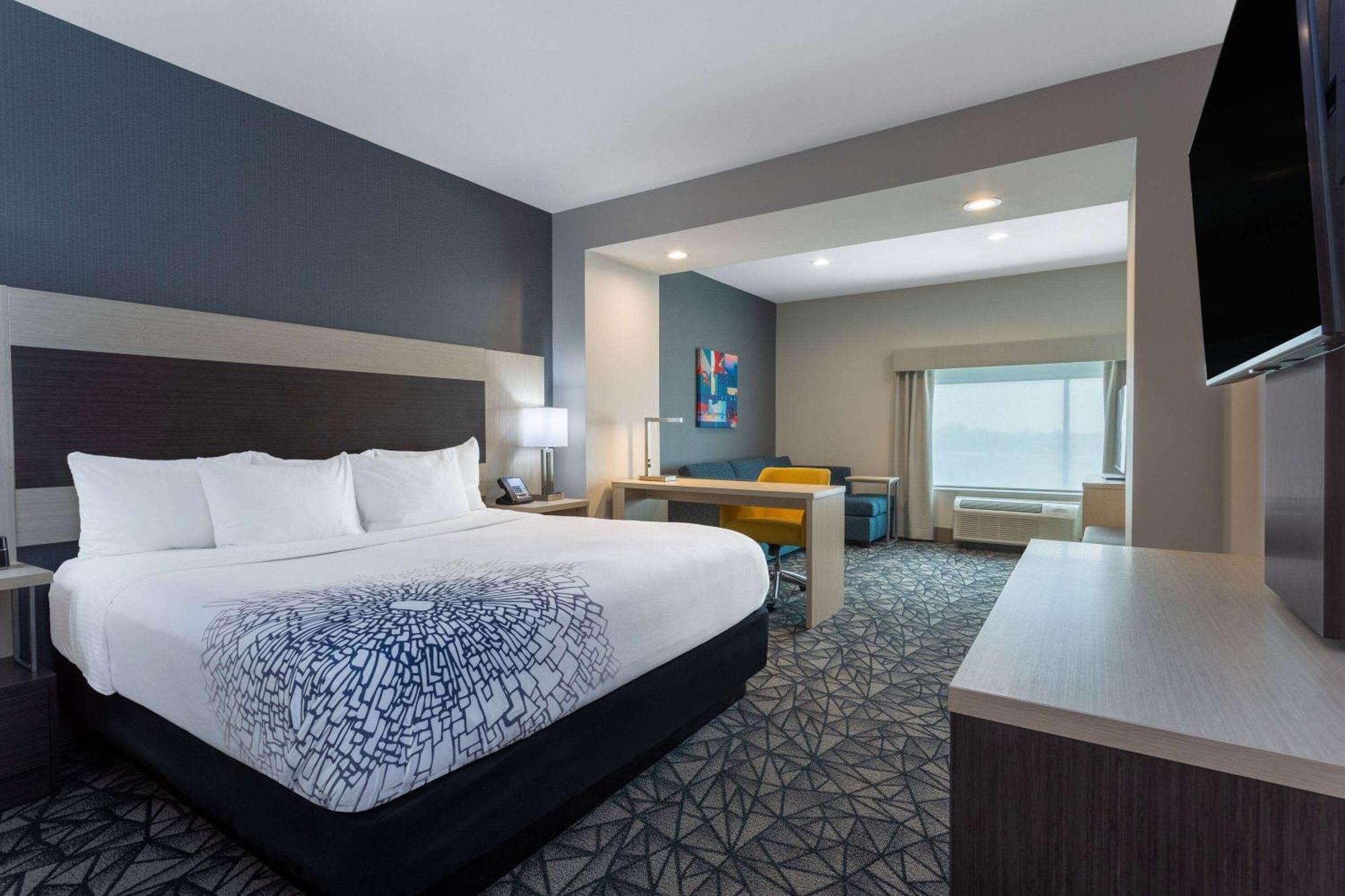 La Quinta Inn & Suites By Wyndham Shorewood Екстер'єр фото