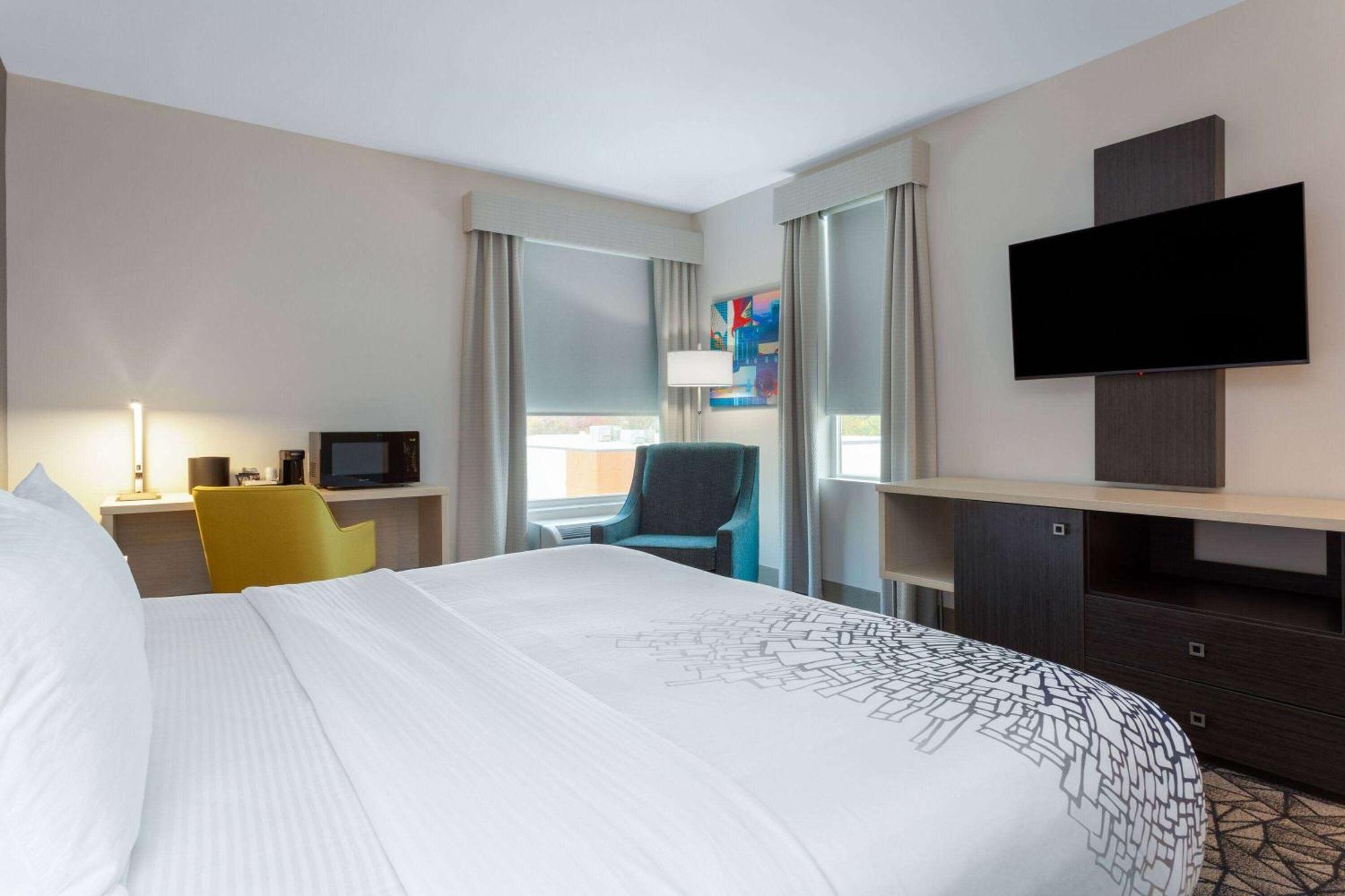La Quinta Inn & Suites By Wyndham Shorewood Екстер'єр фото