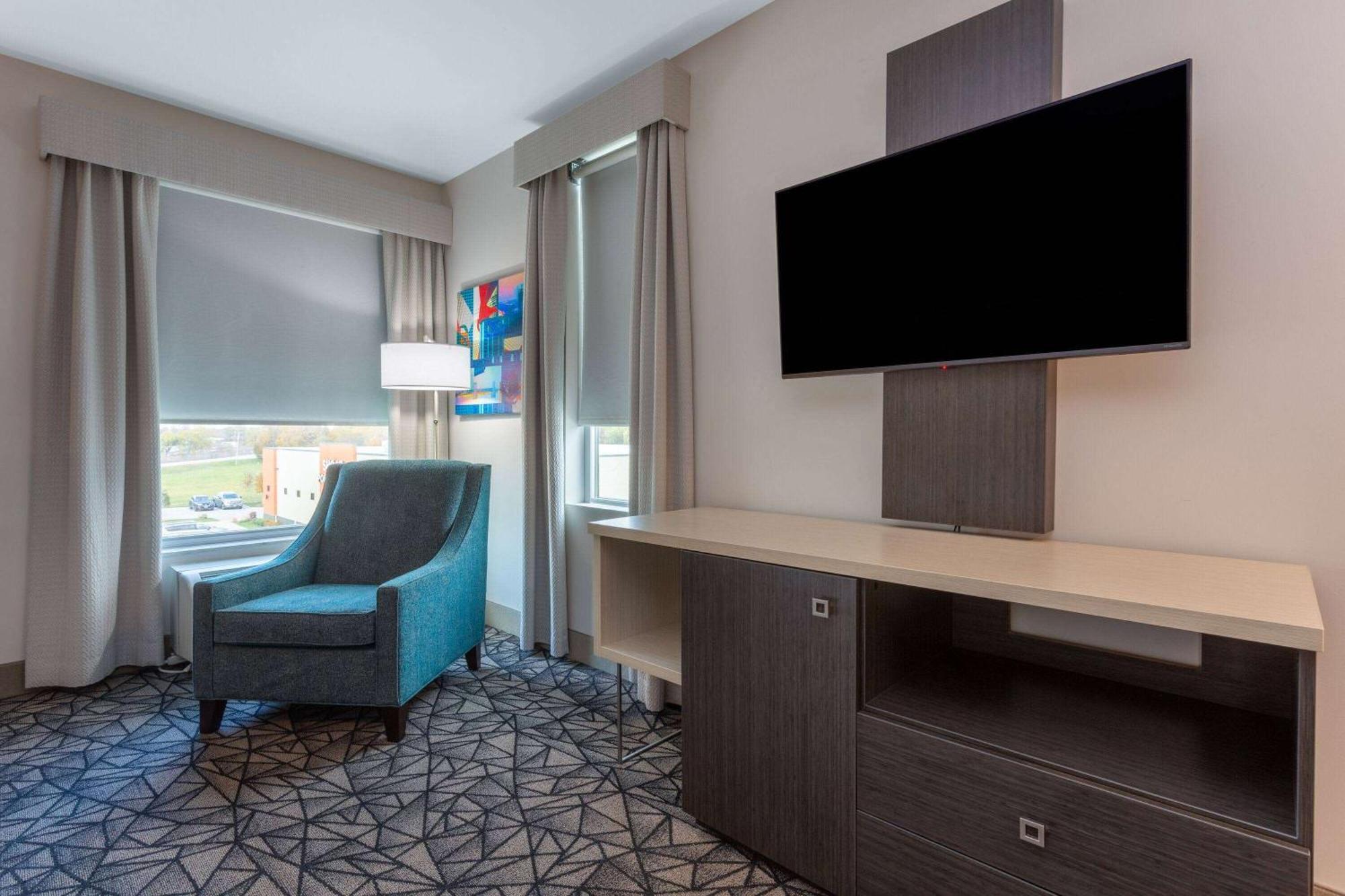 La Quinta Inn & Suites By Wyndham Shorewood Екстер'єр фото
