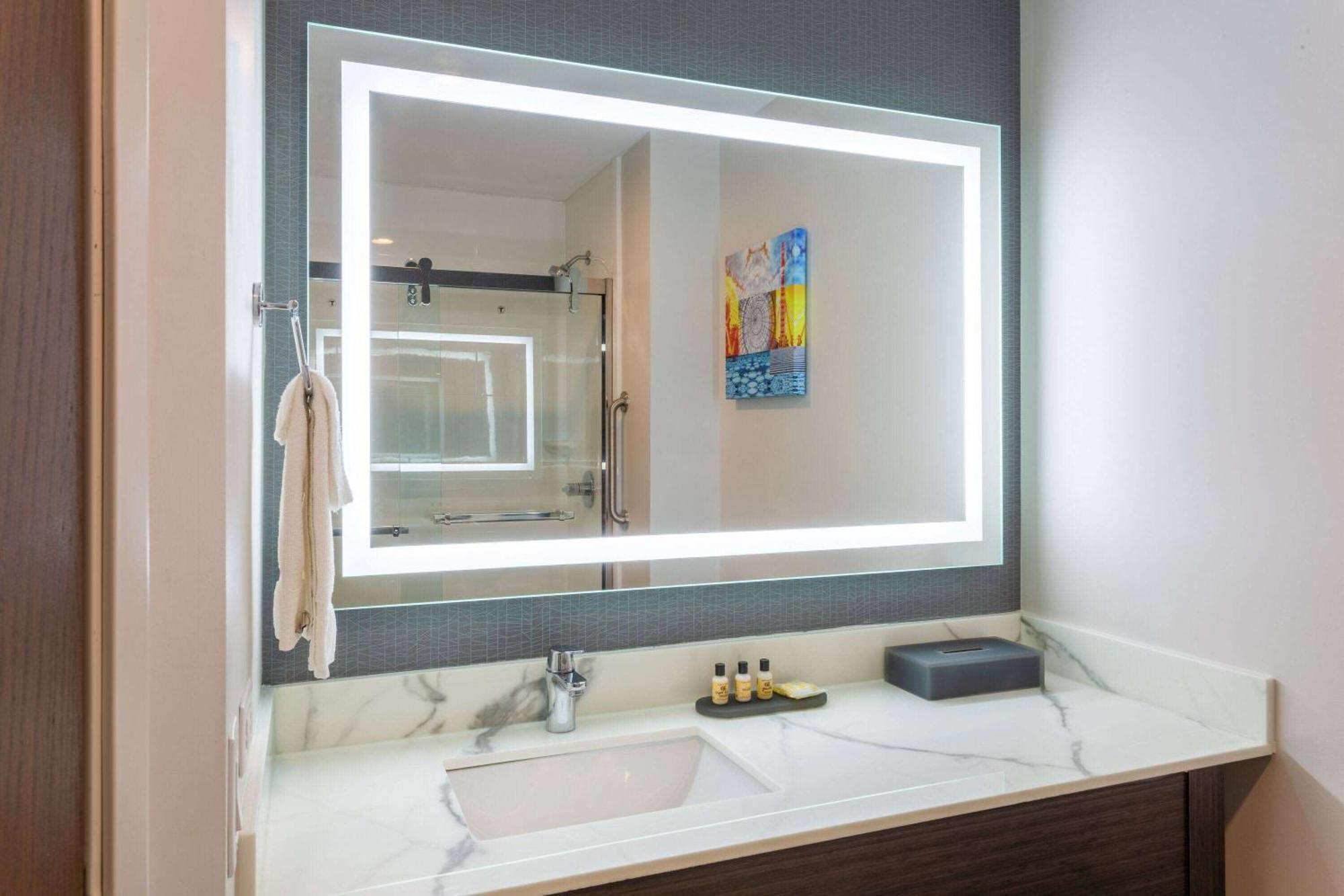 La Quinta Inn & Suites By Wyndham Shorewood Екстер'єр фото