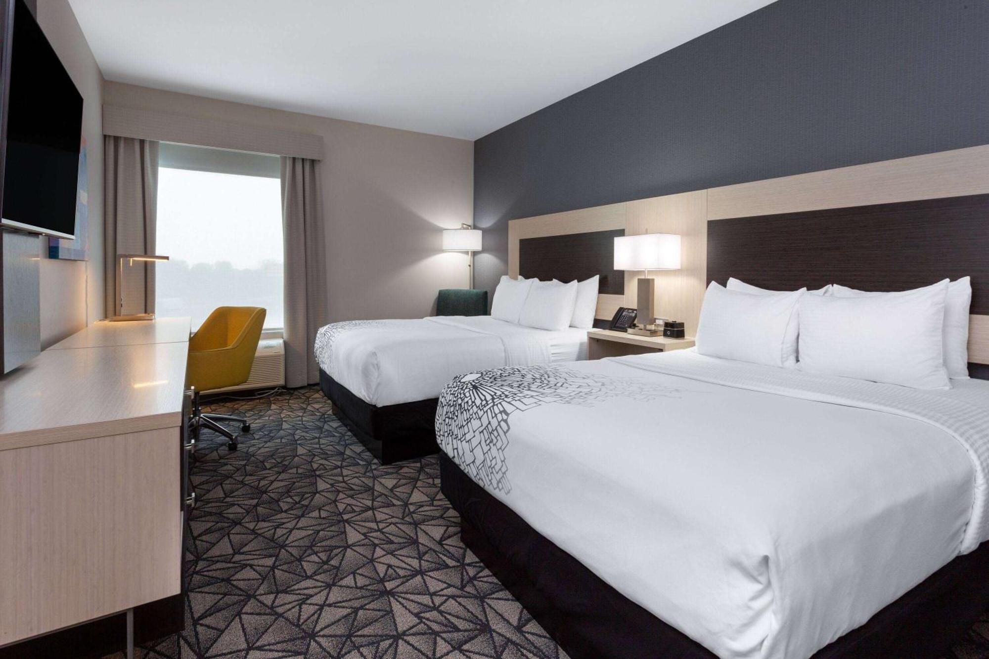 La Quinta Inn & Suites By Wyndham Shorewood Екстер'єр фото