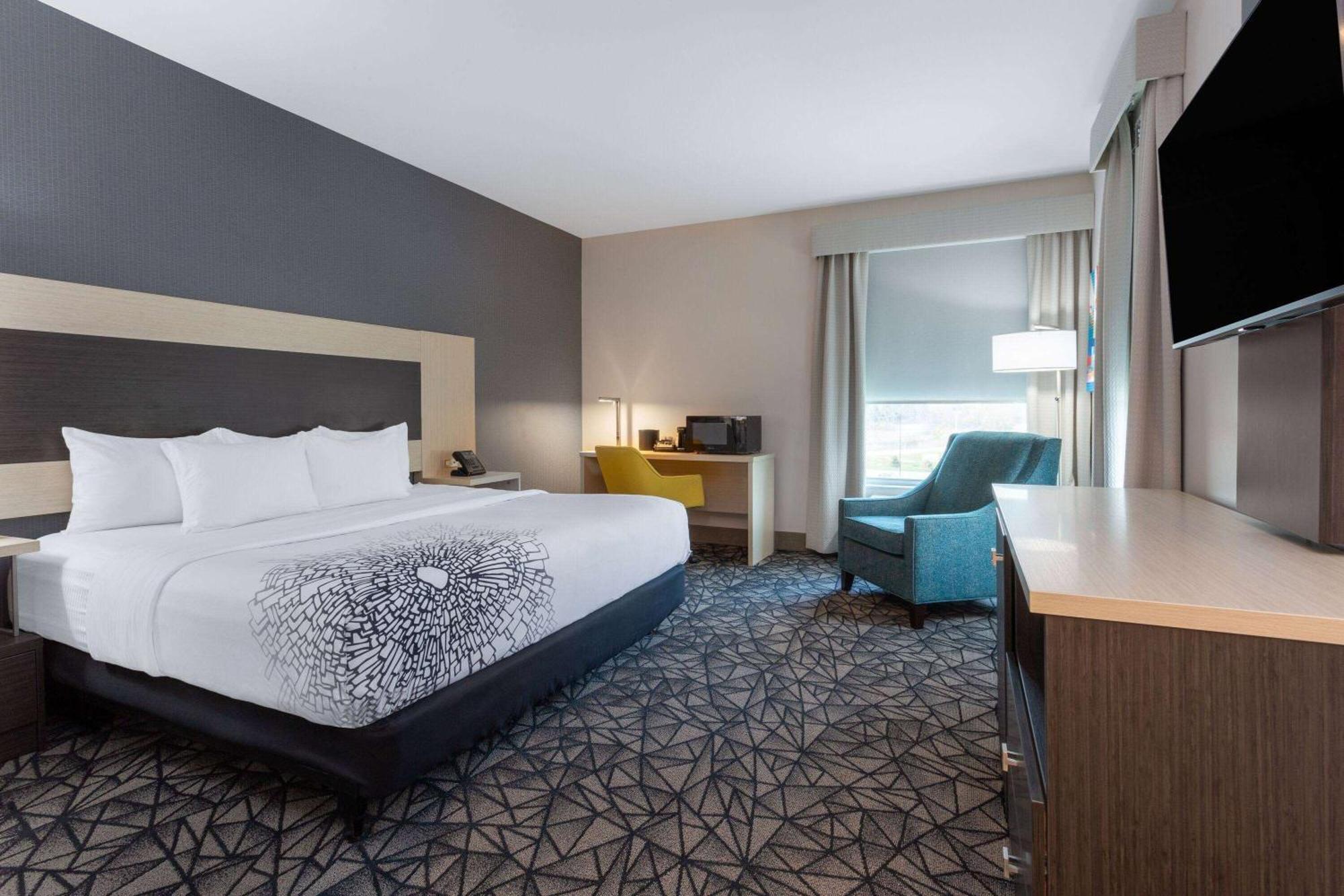 La Quinta Inn & Suites By Wyndham Shorewood Екстер'єр фото