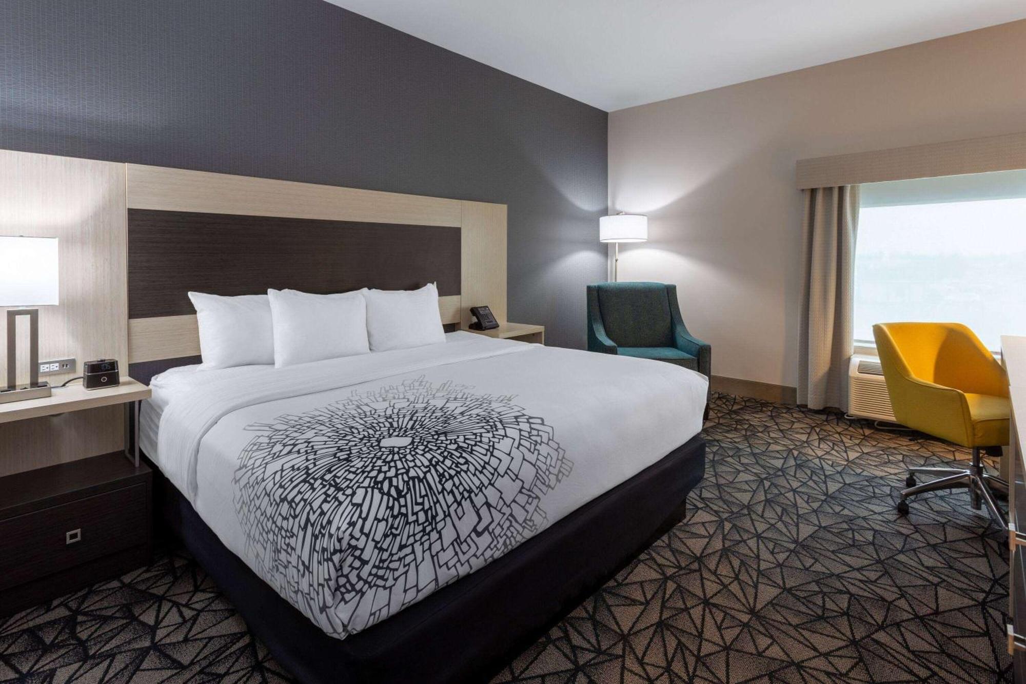 La Quinta Inn & Suites By Wyndham Shorewood Екстер'єр фото