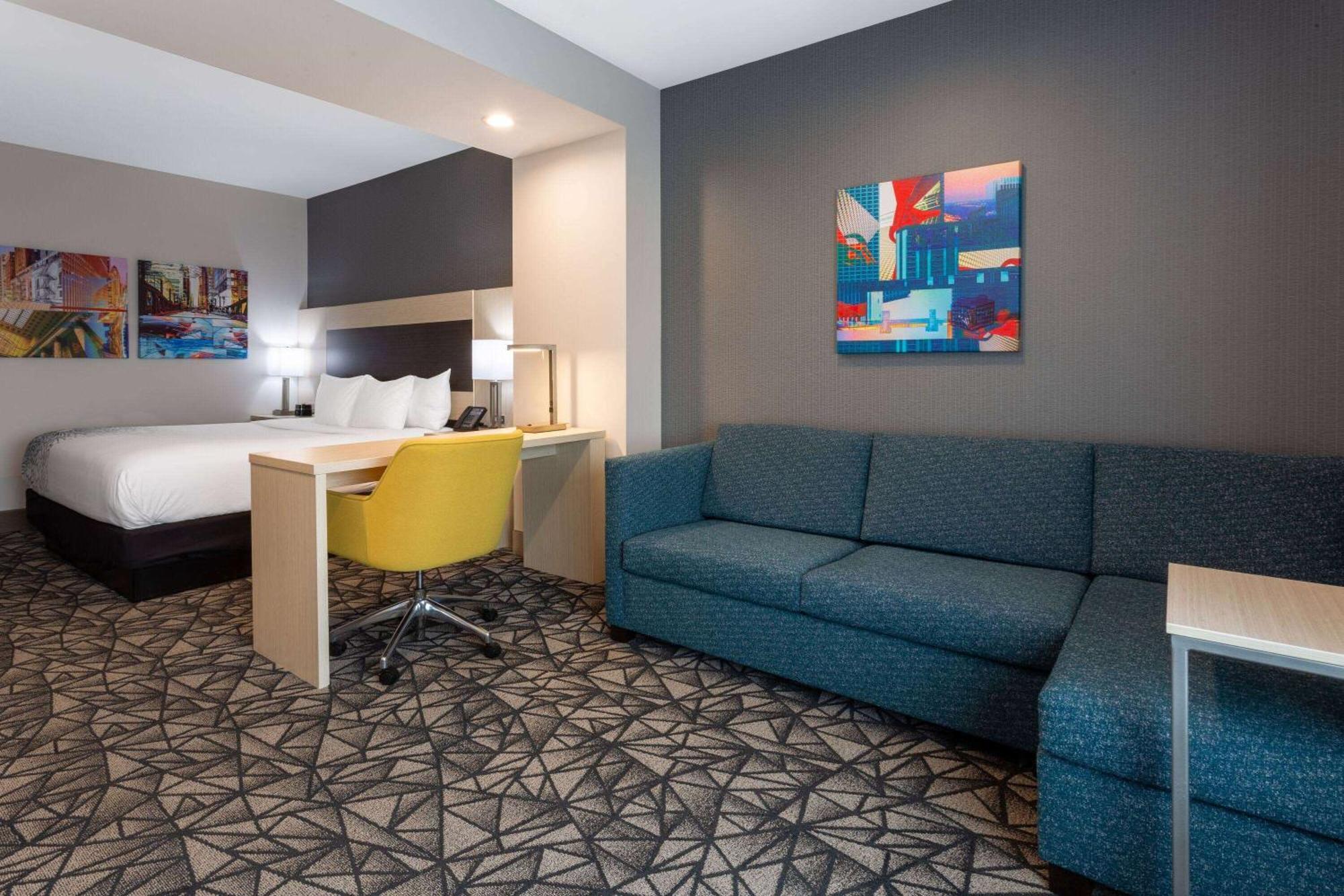 La Quinta Inn & Suites By Wyndham Shorewood Екстер'єр фото